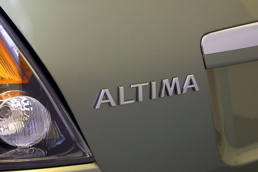 Логотип Nissan Altima Hybrid (L32) 2007 года  (фото 9 из 13)